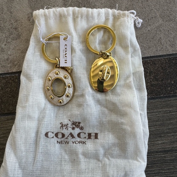 NWT Coach  2 in 1 Gold Keychain Set - Picture 1 of 3